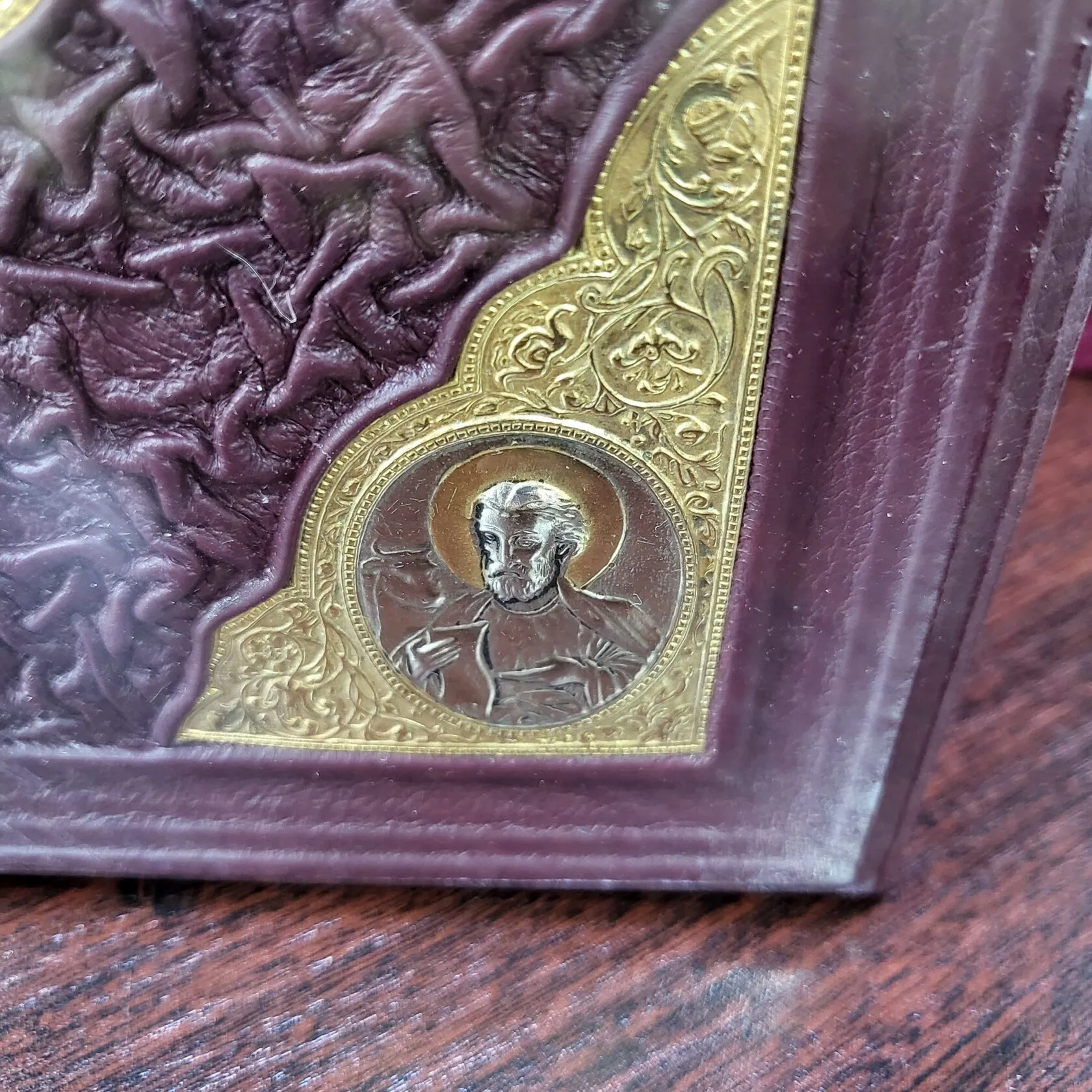 Библия с литьем